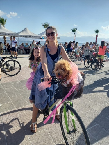 'Süslü Kadınlar' Karşıyaka'da pedalladı
