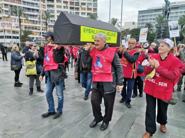 İzmir'de kefen giyip tabut taşıyan emekliler hükümete tepki gösterdi