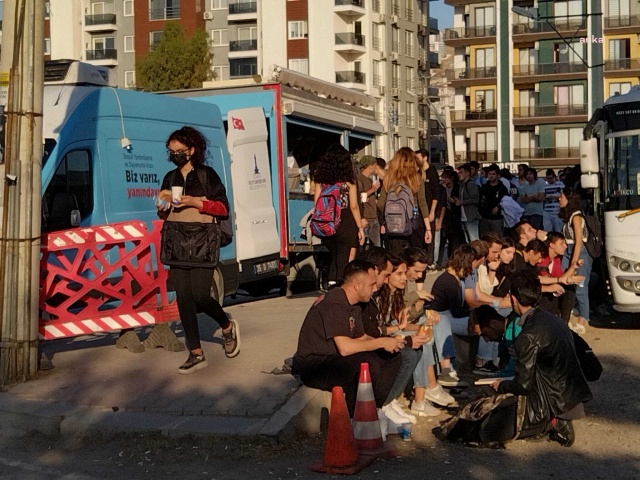 İzmir Katip Çelebi Üniversitesi kapıları kapattı! Öğrenciler tozun toprağın içinde yemek yedi