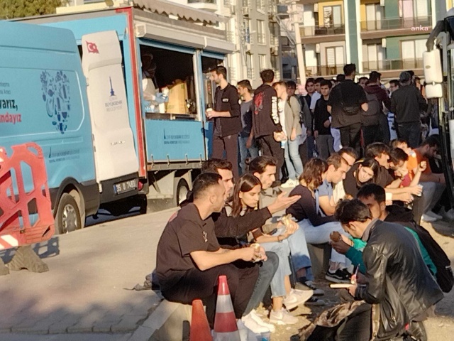 İzmir Katip Çelebi Üniversitesi kapıları kapattı! Öğrenciler tozun toprağın içinde yemek yedi