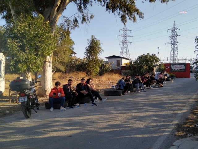 İzmir Katip Çelebi Üniversitesi kapıları kapattı! Öğrenciler tozun toprağın içinde yemek yedi