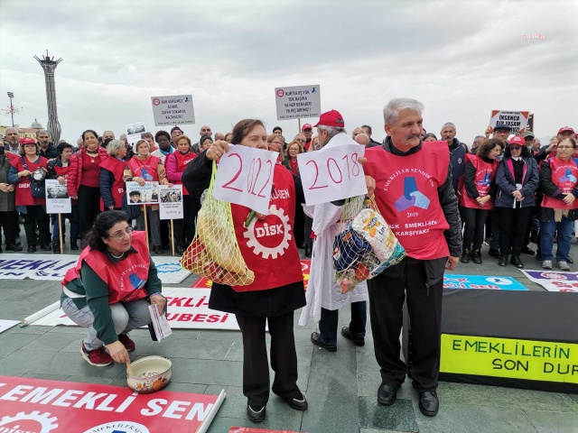 İzmir'de kefen giyip tabut taşıyan emekliler hükümete tepki gösterdi