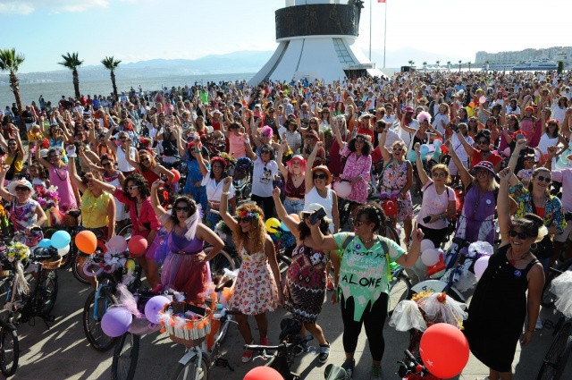 'Süslü Kadınlar' Karşıyaka'da pedalladı