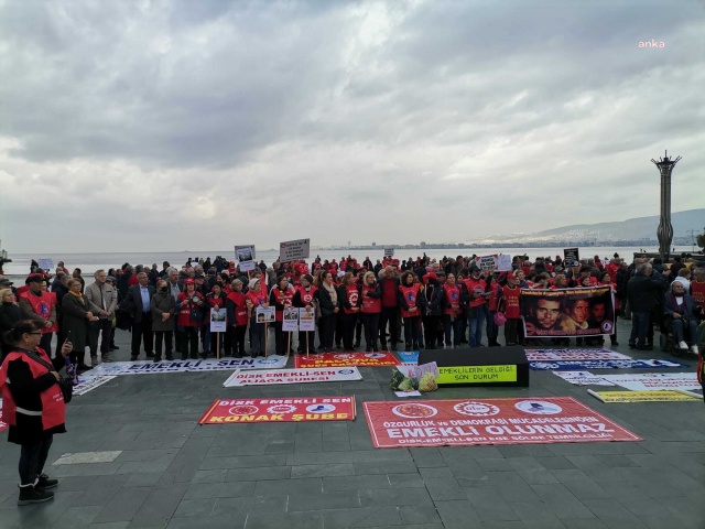 İzmir'de kefen giyip tabut taşıyan emekliler hükümete tepki gösterdi