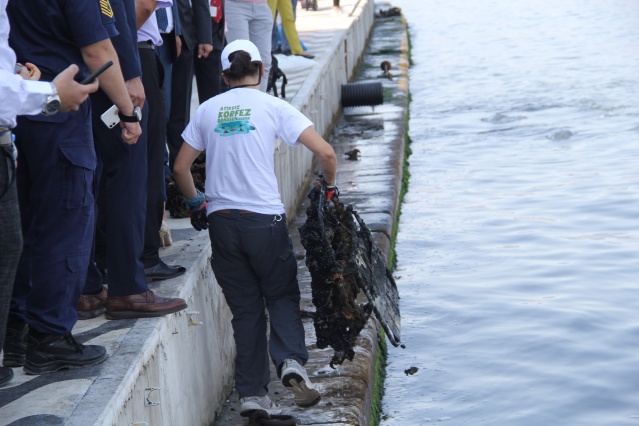 İzmir Körfezi’nden çıkan atıklar şaşırttı