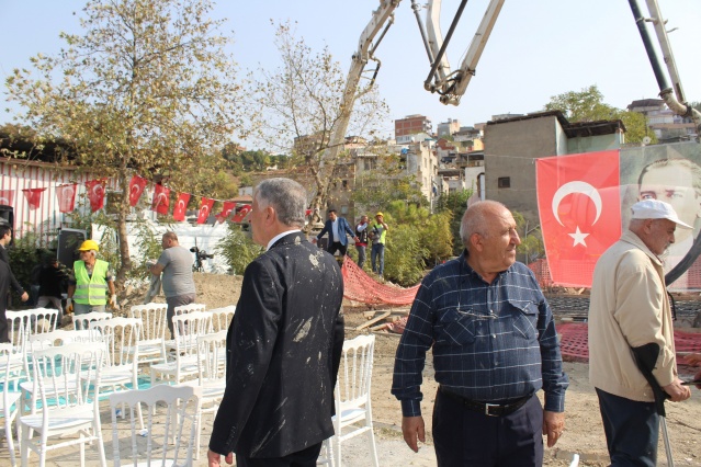 Törende panik anları: Protokol ve davetlilerin üzerine harç sıçradı