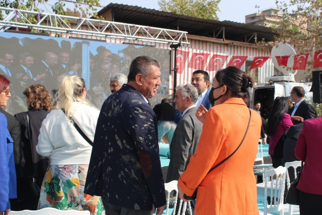 Törende panik anları: Protokol ve davetlilerin üzerine harç sıçradı