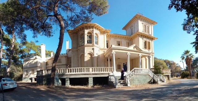 İzmir'in tarihi yapılarından Forbes Köşkü adeta talan edildi