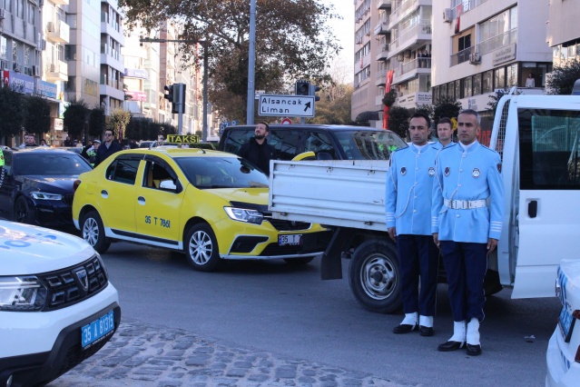 İzmir, Atatürk'ü andı