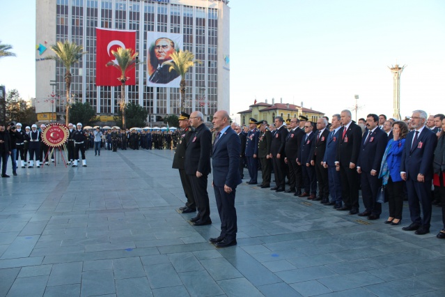 İzmir, Atatürk'ü andı