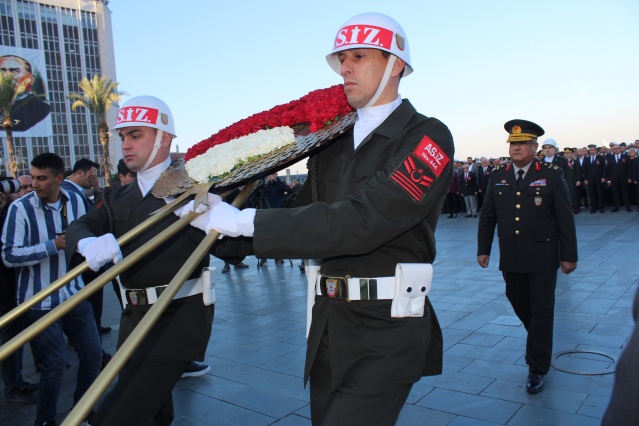 İzmir, Atatürk'ü andı