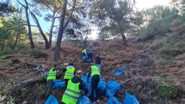 Çevreciler Karagöl mevkiini pırıl pırıl yaptı