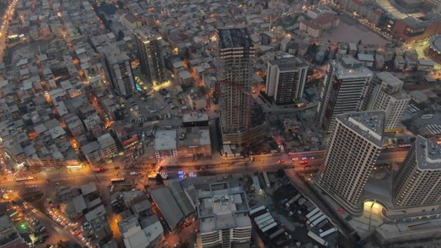 İzmir'de inşaatın kule vinci devrildi