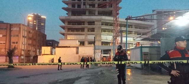 İzmir'de inşaatın kule vinci devrildi