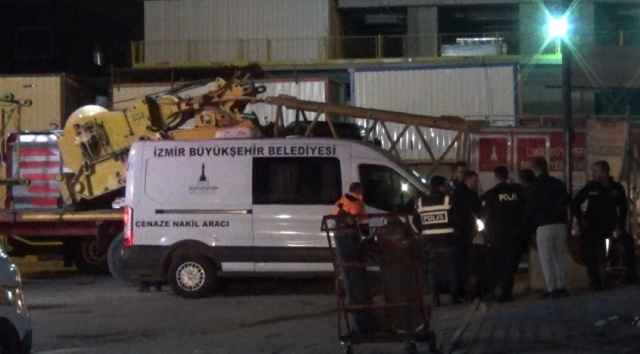 İzmir'de inşaatın kule vinci devrildi