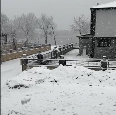 İzmir'in çatısı beyaza büründü