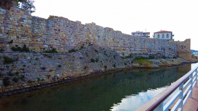 Foça Kalesi'nin tarihi merak uyandırıyor