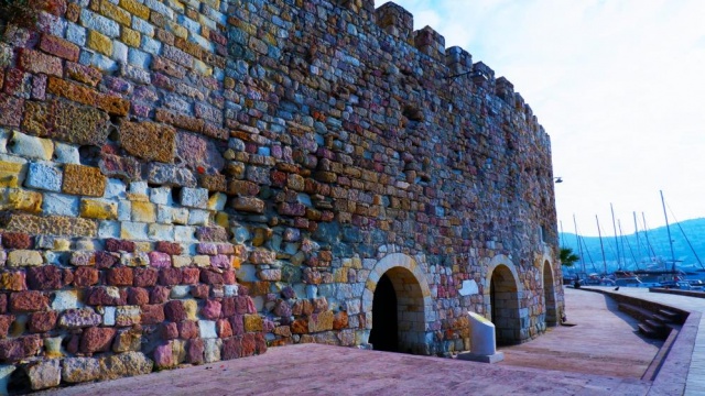 Foça Kalesi'nin tarihi merak uyandırıyor