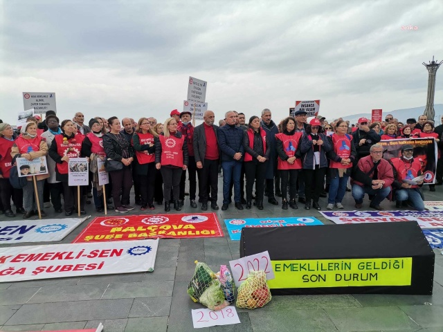 İzmir'de kefen giyip tabut taşıyan emekliler hükümete tepki gösterdi