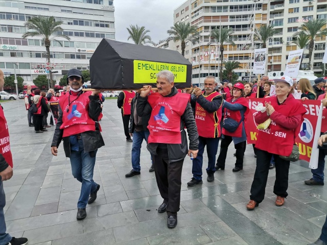 İzmir'de kefen giyip tabut taşıyan emekliler hükümete tepki gösterdi