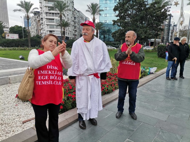 İzmir'de kefen giyip tabut taşıyan emekliler hükümete tepki gösterdi