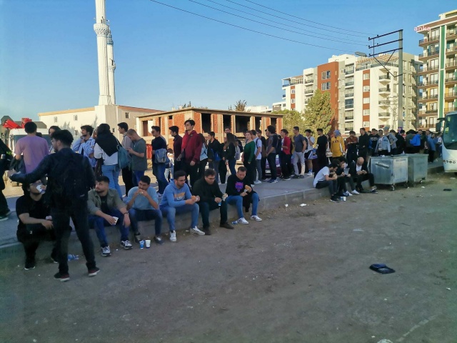 İzmir Katip Çelebi Üniversitesi kapıları kapattı! Öğrenciler tozun toprağın içinde yemek yedi