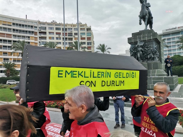 İzmir'de kefen giyip tabut taşıyan emekliler hükümete tepki gösterdi