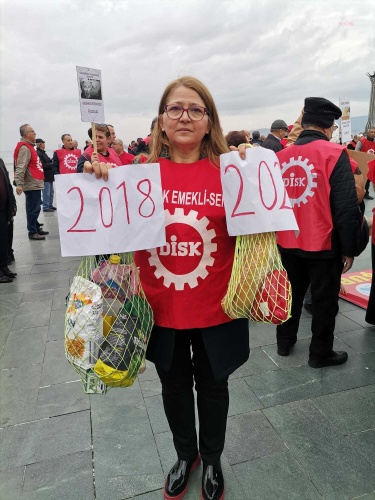 İzmir'de kefen giyip tabut taşıyan emekliler hükümete tepki gösterdi