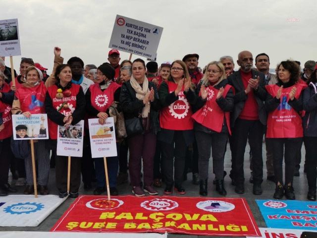 İzmir'de kefen giyip tabut taşıyan emekliler hükümete tepki gösterdi