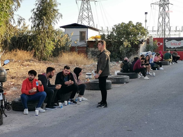 İzmir Katip Çelebi Üniversitesi kapıları kapattı! Öğrenciler tozun toprağın içinde yemek yedi