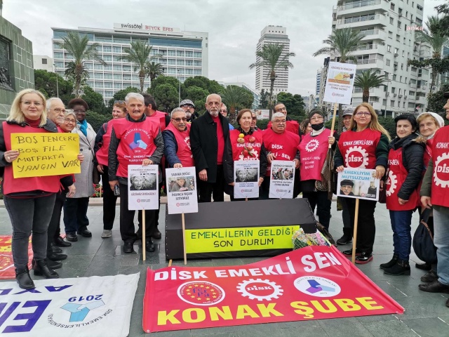 İzmir'de kefen giyip tabut taşıyan emekliler hükümete tepki gösterdi