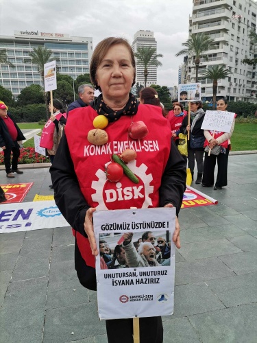 İzmir'de kefen giyip tabut taşıyan emekliler hükümete tepki gösterdi