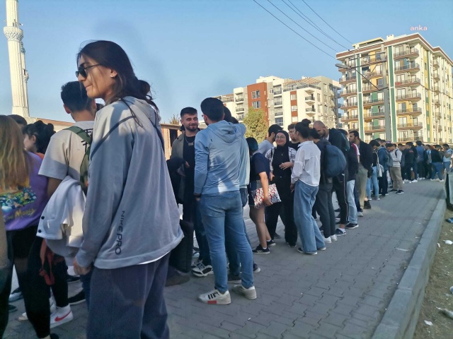 İzmir Katip Çelebi Üniversitesi kapıları kapattı! Öğrenciler tozun toprağın içinde yemek yedi