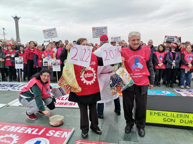 İzmir'de kefen giyip tabut taşıyan emekliler hükümete tepki gösterdi