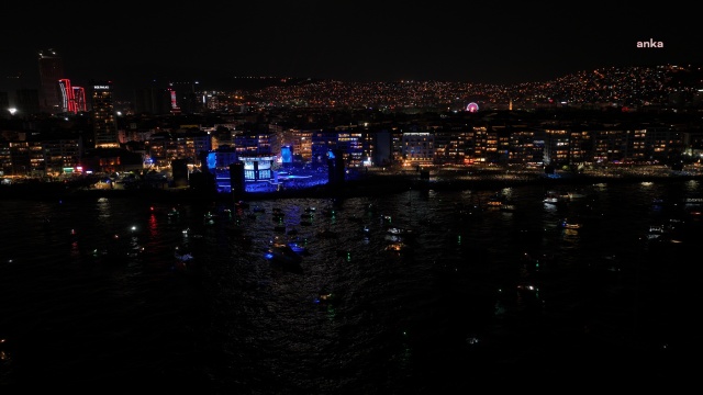 İzmir'de 100 yılın gecesine muhteşem gösteri