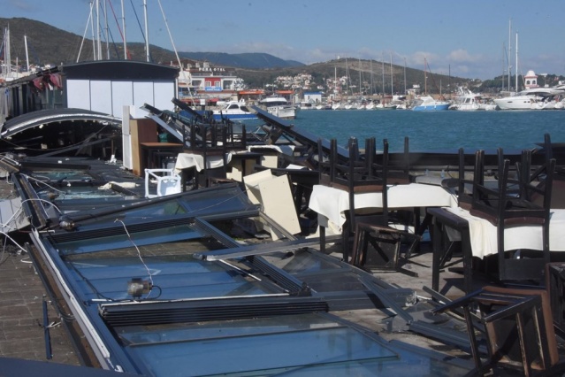 Urla'yı fırtına vurdu: Evlerin çatısı uçtu, camlar patladı!