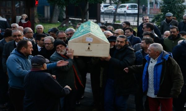 Ünlü oyuncuya gözü yaşlı veda