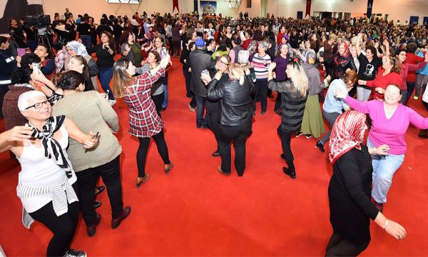 İzmir'de Kadın Bayramı coşkusu