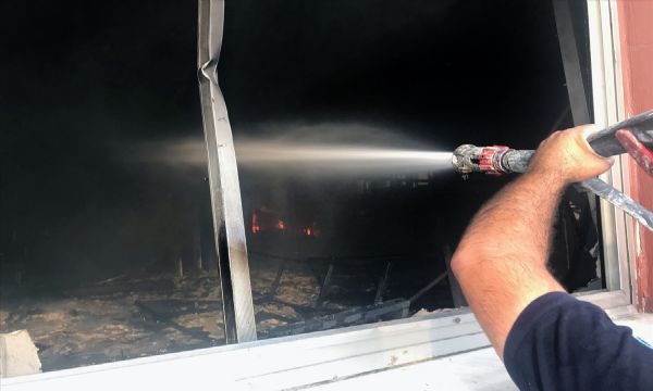 İzmir'de mobilya fabrikası kül oldu