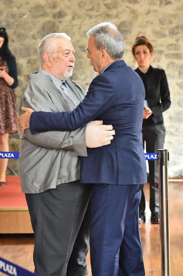 Acılar paylaşıldıkça azalır...