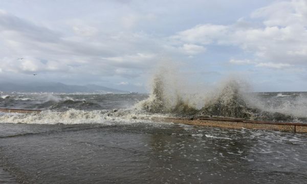 İzmir’de şiddetli lodos hayatı olumsuz etkiledi