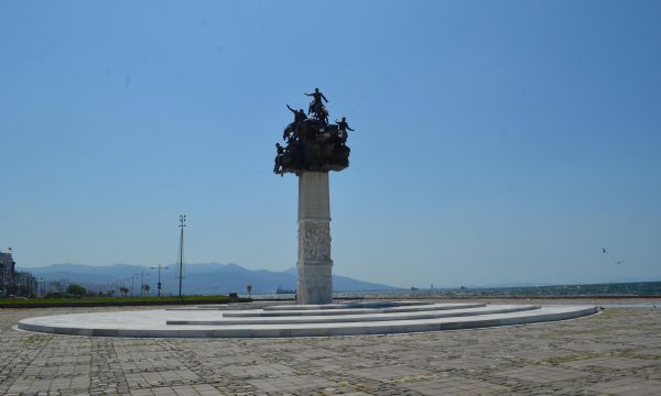 İzmir'in meydanlarında korona sessizliği!