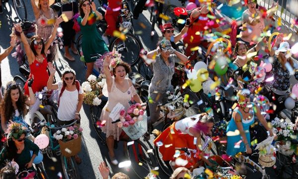 İzmir'de 'süslü kadınlar' pedal çevirdi