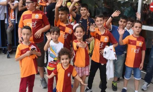 Galatasaray İzmir'de tezahüratlarla karşılandı