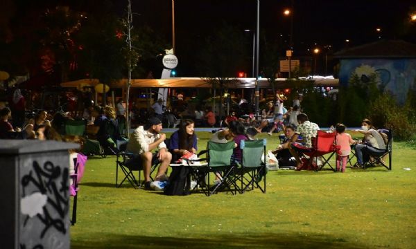 İzmir'in iki yakasında da sahiller doldu