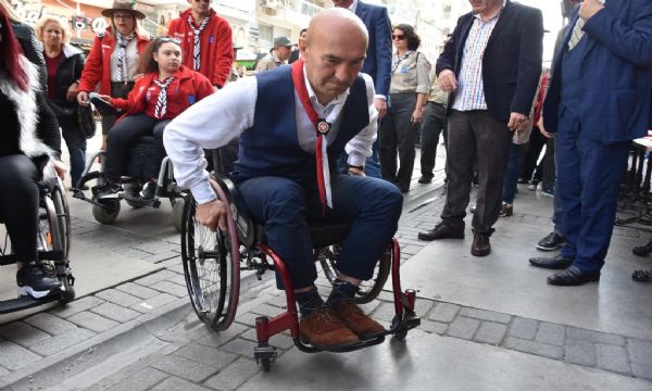 CHP'li Soyer, farkındalık için tekerlekli sandalye ile gezdi