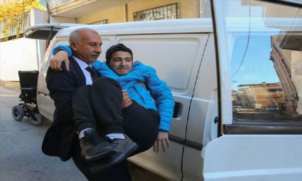 Eli öpülecek öğretmen