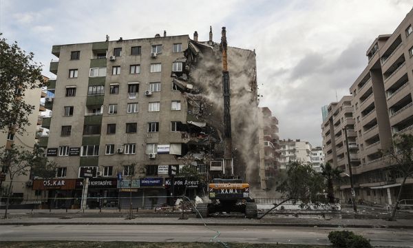 İzmir'de ağır hasarlı binaların yıkımı devam ediyor!