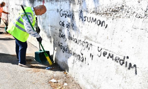 Soyer Karabağlar’daki temizlik çalışmalarına katıldı