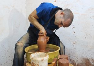 ABD'den geldi, çömlekçi oldu